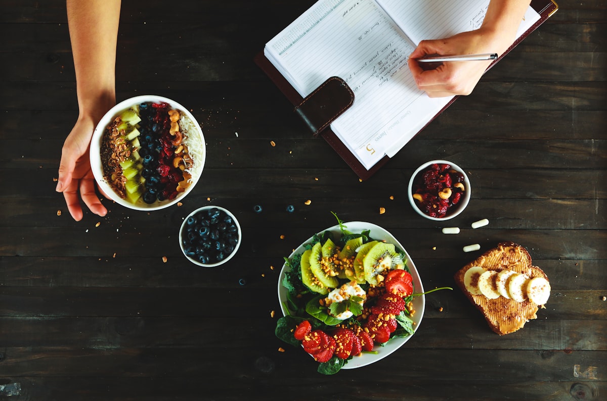 Nutrizionista che spiega i principi di una dieta equilibrata
